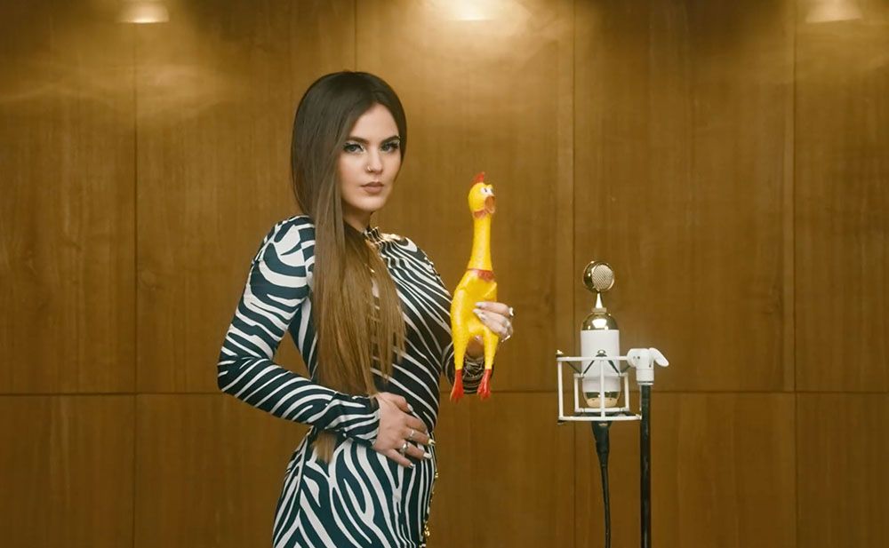 Есть ли в песне Go Bananas какие-то другие слова, кроме bananas?