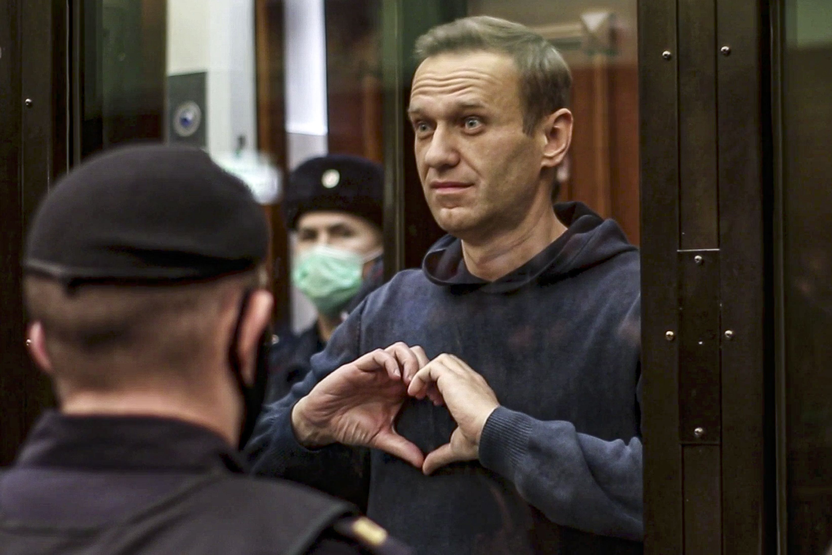 Навальный показывает сердечко