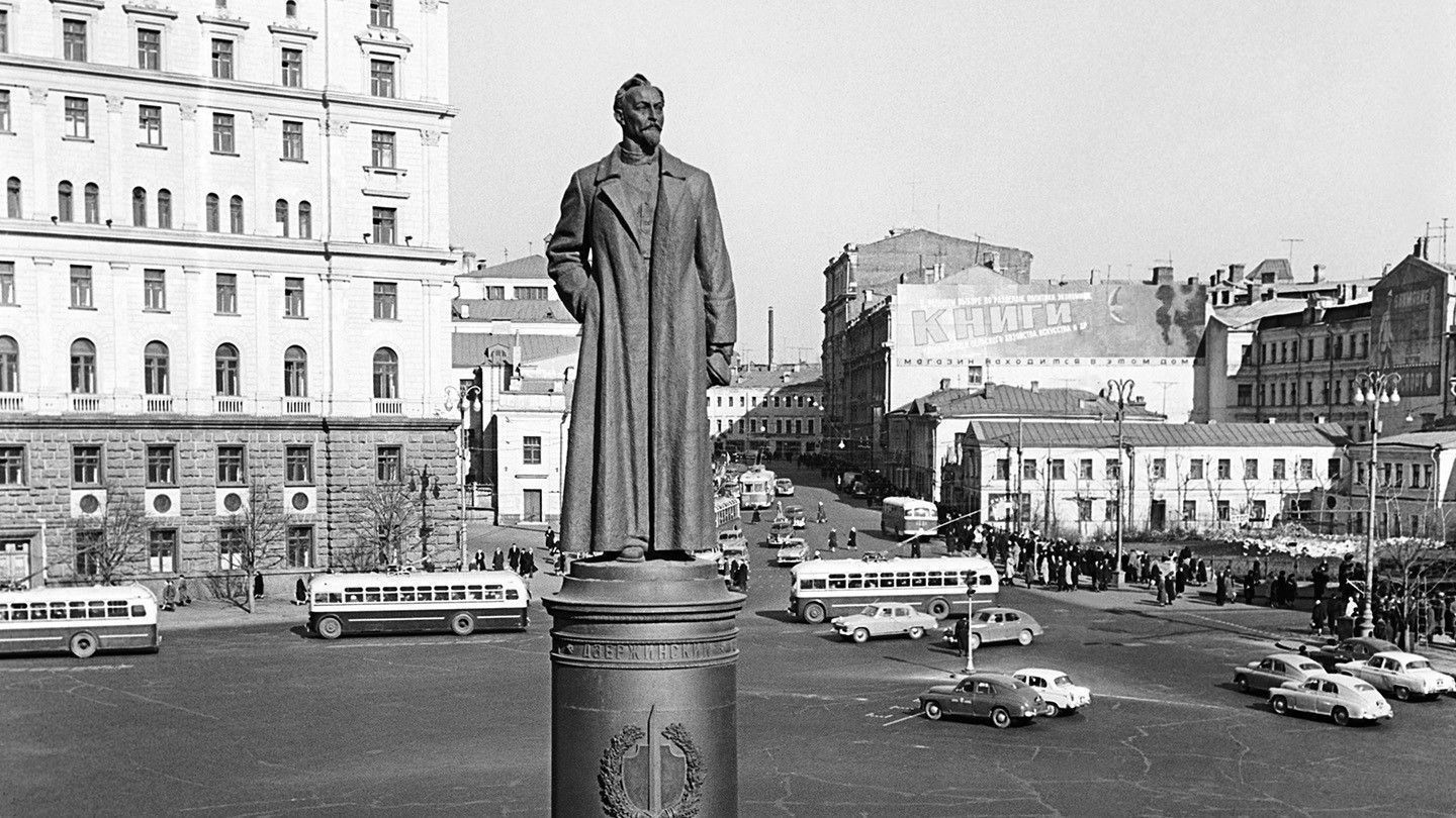 «Это расколет общество». Николай Сванидзе — о возвращении памятника Дзержинскому на Лубянке