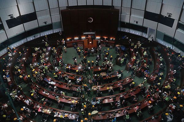 В Гонконге протестующие ворвались в здание местного парламента: фотогалерея