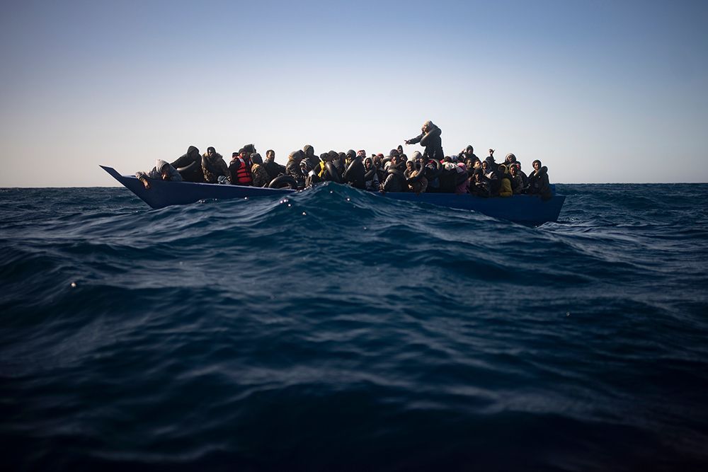 Мигранты плывут в Европу