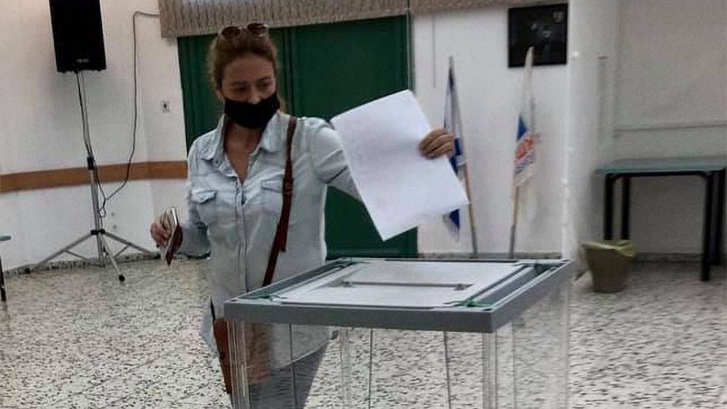 Вновь голосующие. Женщина голосующая на выборах фото. Выборы в Хайфе России.