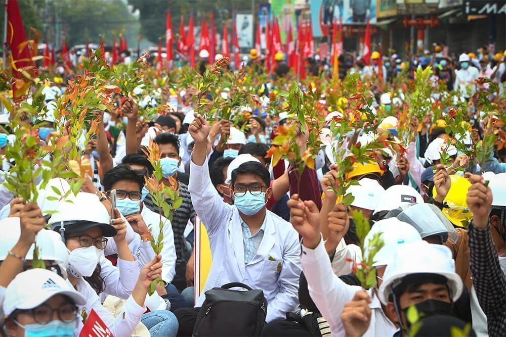 Би-би-си: сотни тысяч протестующих игнорируют указания силовиков в Мьянме