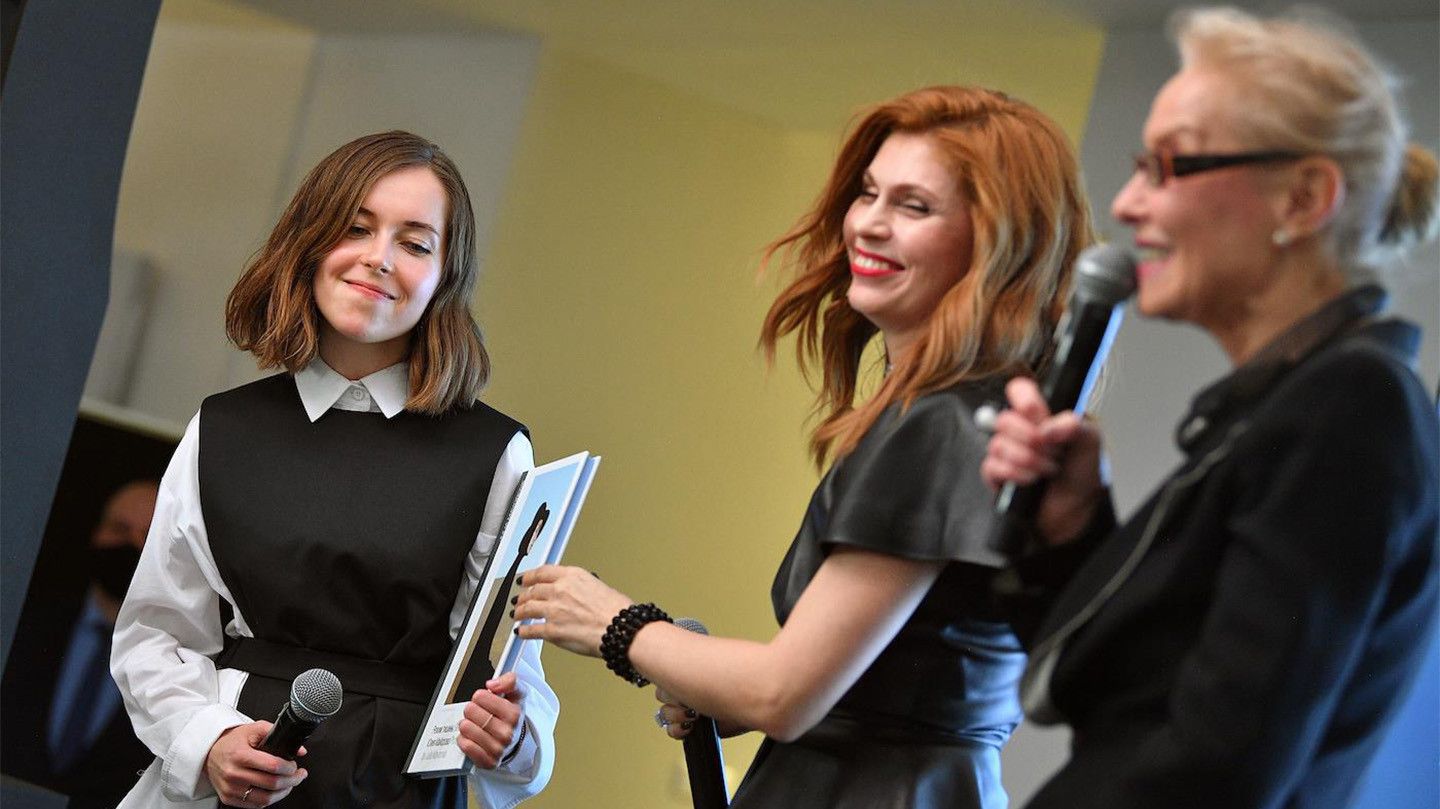 «Это о людях, о нравах, о традициях». Что показали в Москве на биеннале «Мода и стиль в фотографии — 2021»