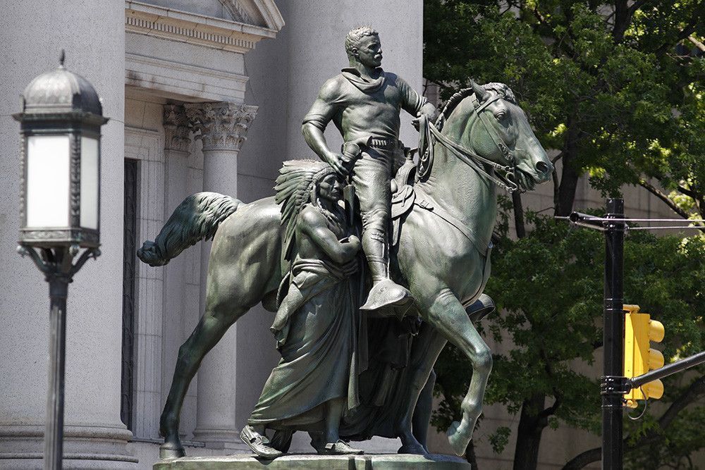 В Нью-Йорке снесли памятник Теодору Рузвельту. Монумент посчитали символом расизма и колониализма
