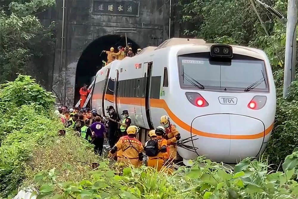 На Тайване в железнодорожной катастрофе погибли больше 50 человек