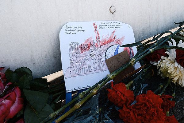К посольству Франции в Москве несут цветы и деньги на восстановление Нотр-Дама: фотогалерея