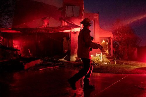 В окрестностях Лос-Анджелеса 50 тысяч человек эвакуировали из-за лесного пожара