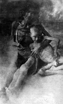 Изголодавшаяся армянка со своим сыномСирийская пустыня, 1916 год 