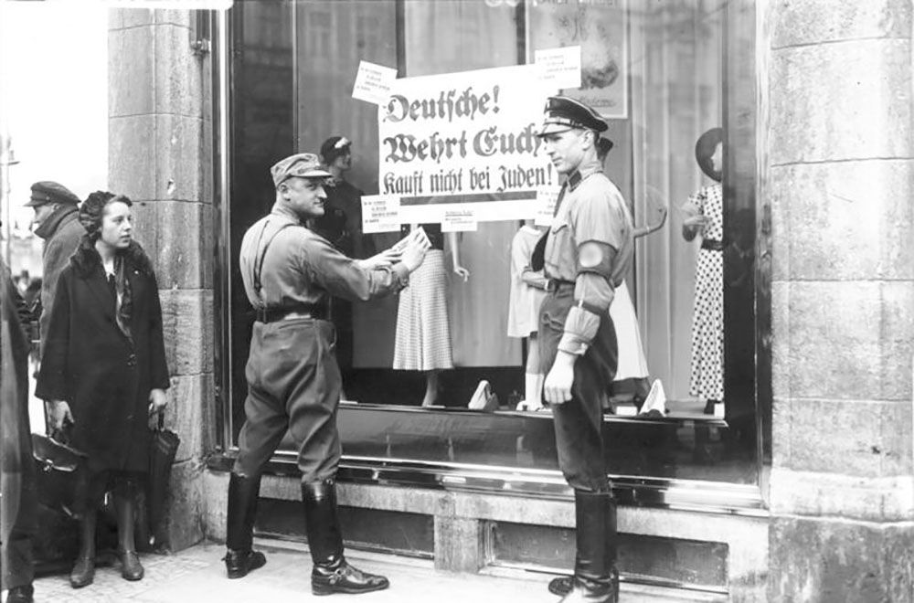 Bundesarchiv_Bild_102-14468,_Berlin,_NS-Boykott_gegen_jüdische_Geschäfte.jpg
