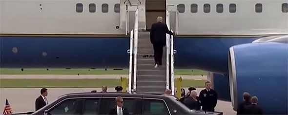 Трамп поднялся в самолет с прилипшей к ботинку туалетной бумагой