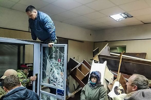 Активисты устроили беспорядки в суде Киева и остались там ночевать. Из-за погрома завели уголовное дело
