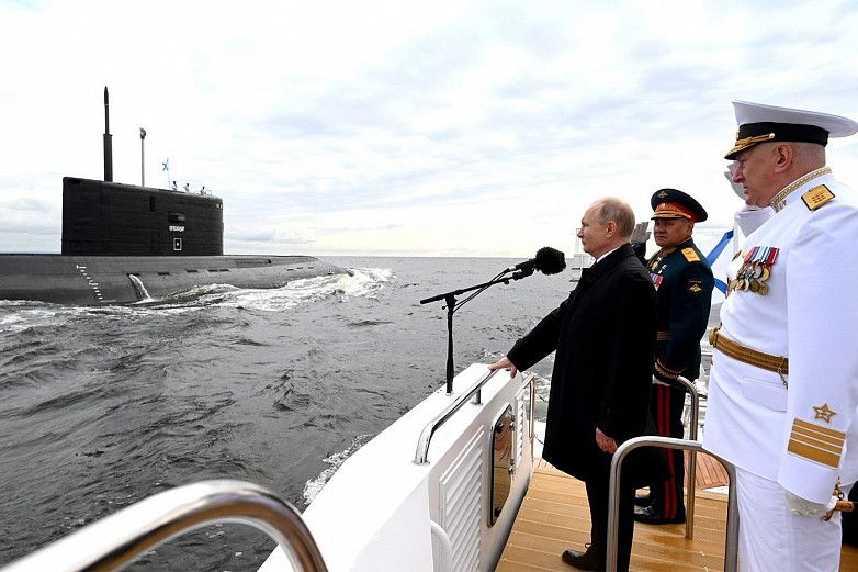 Владимир Путин на военно-морском параде в Санкт-Петербурге / Пресс-служба Президента РФ            