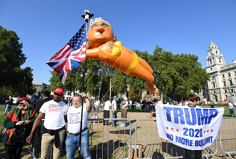 Трампампуля надувной в Лондоне. Мэра Лондона садика] хана фото.