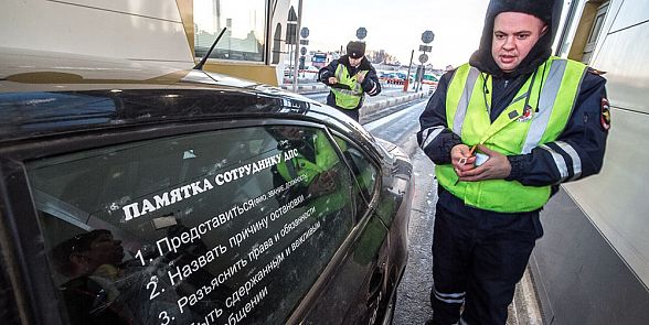 Российским автоинспекторам хотят запретить курить и грубить водителям