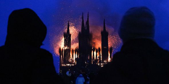 В Никола-Ленивце сожгли на Масленицу костел из соломы и дерева