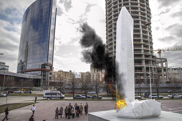 В твиттере появилось фейковое фото с поджогом памятника Ельцину. Некоторые СМИ решили, что оно настоящее