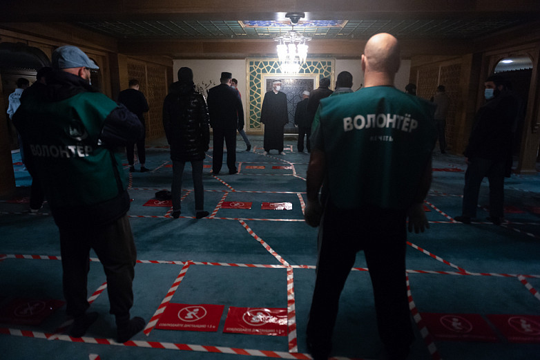 Намаз куйбышева. Полиция читает намаз. ГТА С намазом. Братья в мечети. Ахмад Мединский в ИГИЛ.