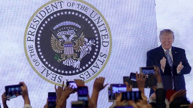 Трамп выступил на фоне изображения двуглавого орла с клюшками. Организаторы объяснили это ошибкой