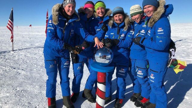 Антарктиду впервые пересекли на лыжах сразу шесть женщин