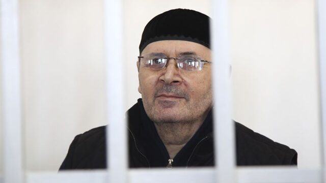 Суд в Чечне продлил на три месяца арест главы местного «Мемориала» Оюбу Титиеву