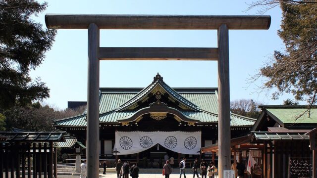 В Японии глава милитаристского храма ушел в отставку после критики императора