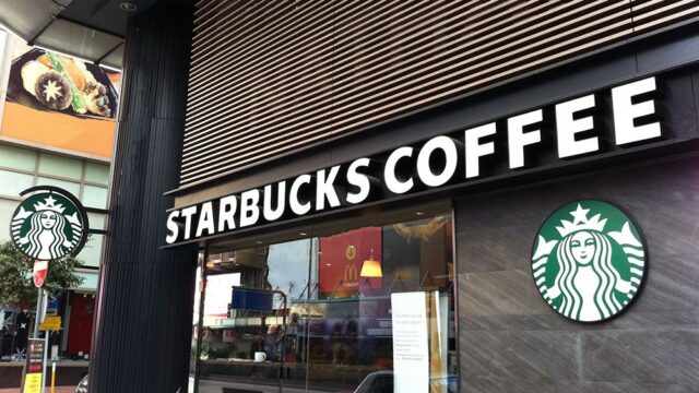 Директор Starbucks извинился за арест двух темнокожих посетителей кофейни в Филадельфии