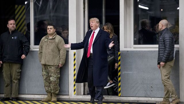 Трамп совершил неанонсированный визит в Ирак