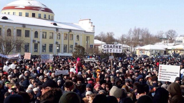 В подмосковном Волоколамске на митинг против свалки вышли больше пяти тысяч человек