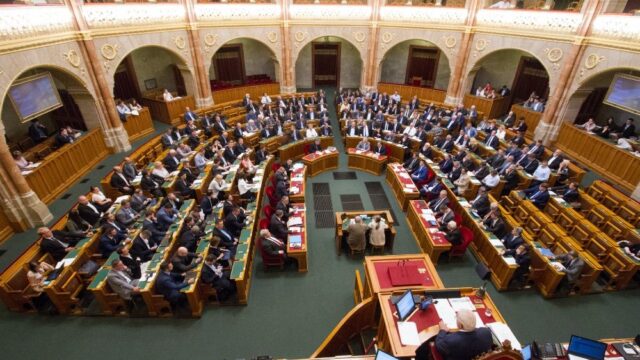 Парламент Венгрии запретил трансгендерам менять пол в документах
