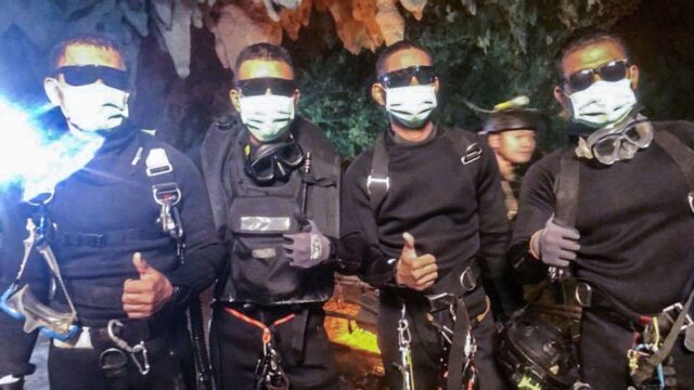Австралийским дайверам, которые спасали подростков из пещеры в Таиланде, вручили медали