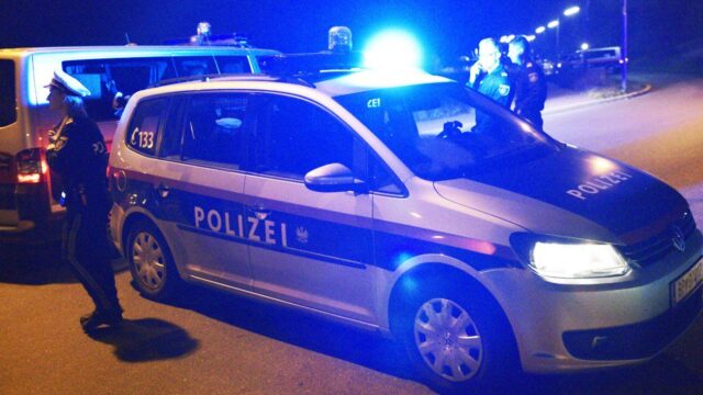 Неизвестный с ножом ранил четырех человек в центре Вены