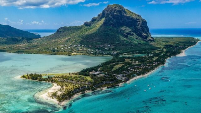 Маврикий открыл границы для привитых «Спутником V» туристов