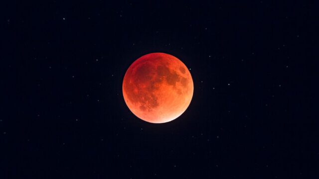 В России наблюдали затмение Луны. Она стала «кровавой»