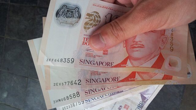 В Индонезии мошенник выдавал старые белорусские рубли за сингапурские доллары