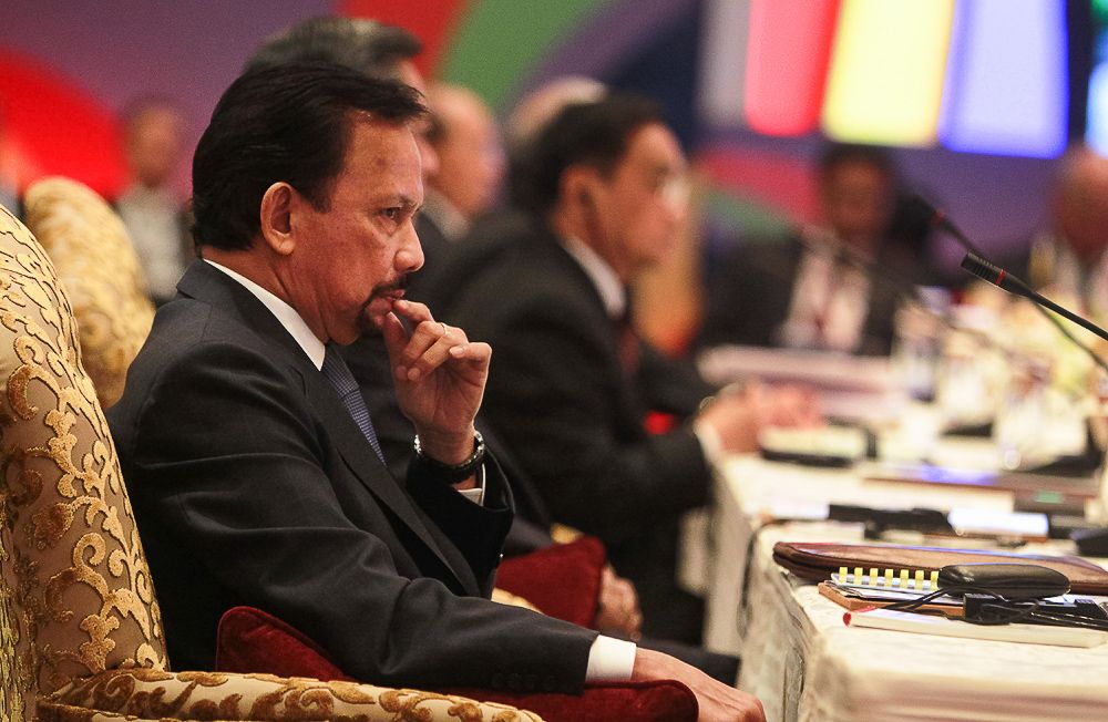 Султан Брунея ввел мораторий на смертную казнь за гомосексуальные связи