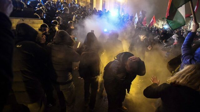 В Будапеште полиция применила слезоточивый газ на митинге против изменений в трудовом законодательстве