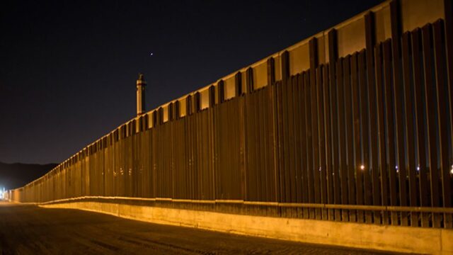 Трамп предложил поставить солнечные батареи на стене вдоль границы с Мексикой