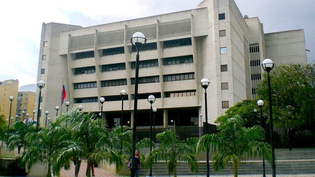 В Каракасе вертолет обстрелял здание Верховного суда