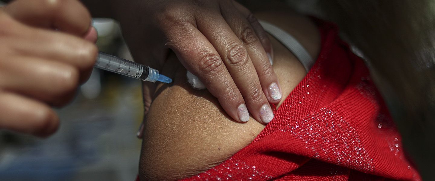 Жительницы Норвегии рассказали об увеличении груди после вакцинации