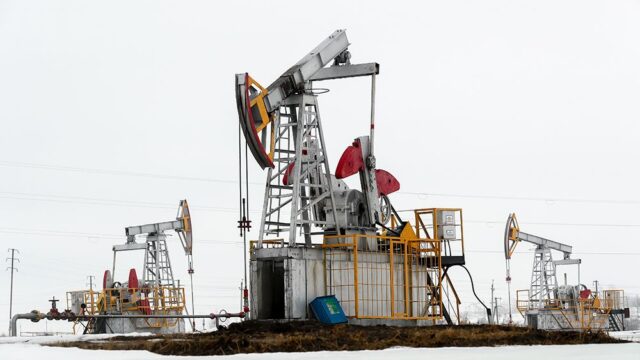 Reuters: страны ОПЕК+ обсуждают снижение добычи нефти на 20%