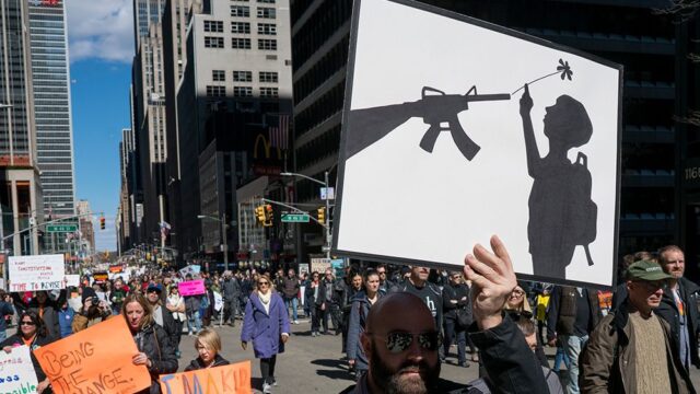 В США прошли многотысячные демонстрации против неограниченной продажи оружия: фотогалерея