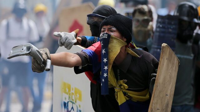 В Венесуэле трое человек погибли в первый день 48-часовой забастовки. 192 протестующих задержаны