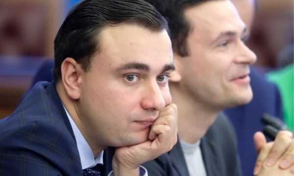 Директора ФБК Ивана Жданова после обыска отвезли на допрос в Следственный комитет