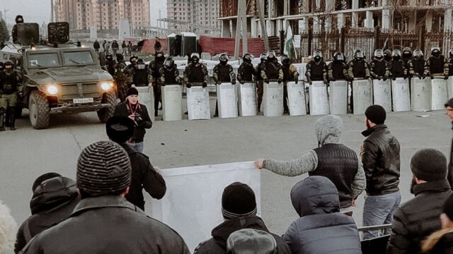 На митинге против изменения правил проведения референдума в Ингушетии произошли столкновения протестующих с силовиками