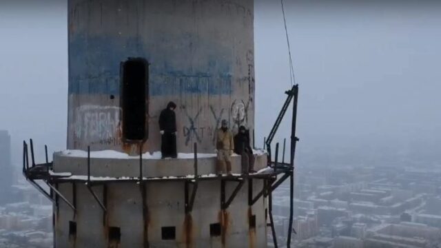 В Екатеринбурге руферы в знак протеста залезли на недостроенную телебашню за сутки до сноса
