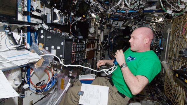 Голландский астронавт рассказал, как он по ошибке позвонил с МКС в службу спасения