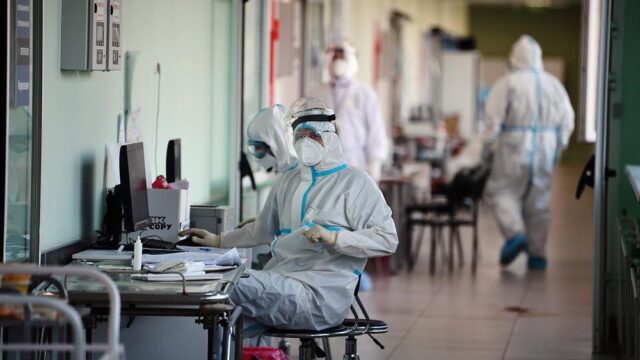 Россия установила новые рекорды по заражениям коронавирусом и смертям от него
