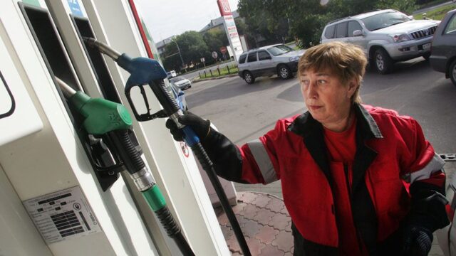 «Ведомости»: в России повысят акцизы на топливо, чтобы помочь Крыму и Калининграду