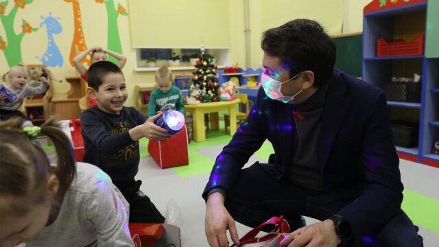 Власти Мурманской области подарили детям фонарики. Часть игрушек взорвалась
